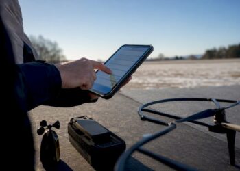 Pilote effectuant la vérification de la checklist avant de faire décoller le drone