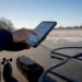Pilote effectuant la vérification de la checklist avant de faire décoller le drone