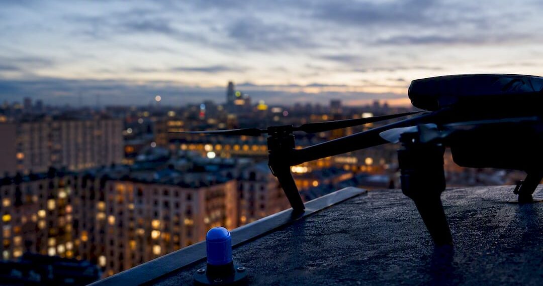 Drone partiellement visible au-dessus de Paris