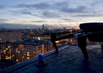 Drone partiellement visible au-dessus de Paris