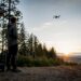 Drone revenant au-dessus de la lisière de la forêt