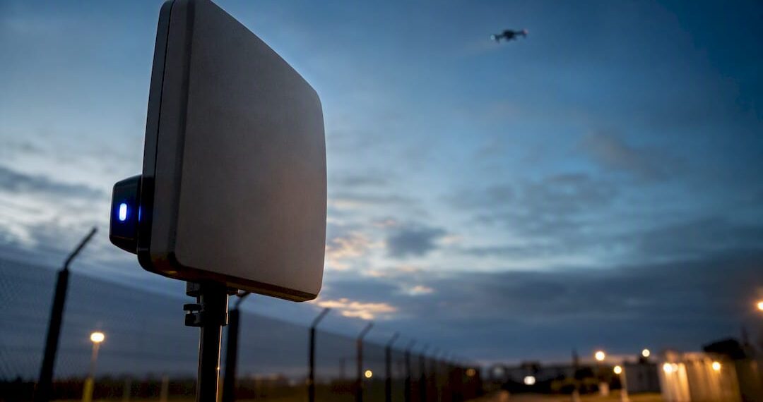 Antenne détectant un drone à proximité d’un site sensible