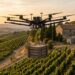 Drone de transport de charge : gros multirotor portant une caisse en bois suspendue au-dessus d’un vignoble en pente au coucher du soleil (illustration)