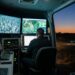 Poste de commandement mobile au crépuscule recevant la vidéo en direct d’un drone de secours
