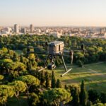 Drone professionnel en vol au-dessus d'un parc, illustration du salon DRONExpo Madrid
