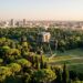 Drone professionnel en vol au-dessus d'un parc, illustration du salon DRONExpo Madrid