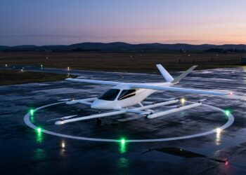 eVTOL biplace à ailes et rotors électriques posé sur une aire d'atterrissage d'aérodrome au crépuscule (illustration)