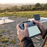 Formation pilote de drone : élève télépilote et instructeur sur un terrain d'entraînement