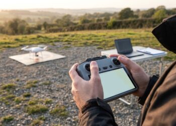 Formation pilote de drone : élève télépilote et instructeur sur un terrain d'entraînement