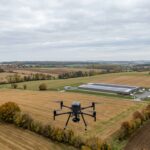 Télépilotes et industriels réunis autour d'un drone pour les rencontres drone Hauts-de-France