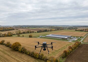 Télépilotes et industriels réunis autour d'un drone pour les rencontres drone Hauts-de-France