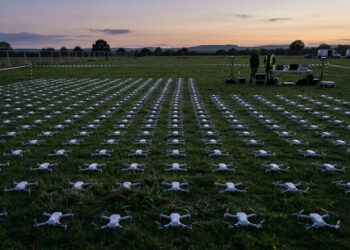 Spectacle de drone : drones alignés au sol au crépuscule avant le décollage de l'essaim
