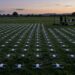 Spectacle de drone : drones alignés au sol au crépuscule avant le décollage de l'essaim