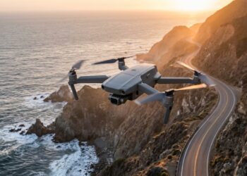Drone de loisir au-dessus d’une route côtière du Pacifique au coucher du soleil