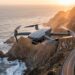 Drone de loisir au-dessus d’une route côtière du Pacifique au coucher du soleil